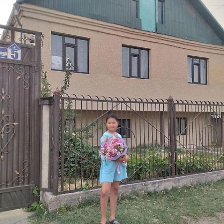 Welcome Guest House Tokmok Bagian luar foto