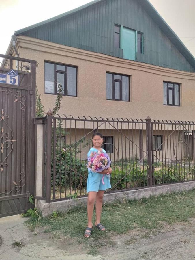 Welcome Guest House Tokmok Bagian luar foto